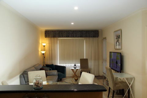 ADELAIDE CBD APARTMENT - 3BR, 2BATH & CARPARK - Accommodation Asia 2