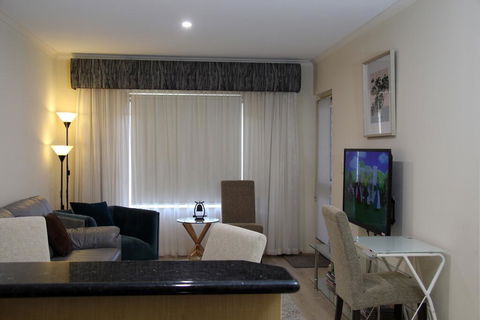 ADELAIDE CBD APARTMENT - 3BR, 2BATH & CARPARK - Accommodation Asia 1