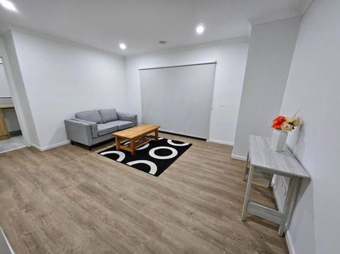 E 4 Room Retreat Family Friendly - Accommodation Guide 3