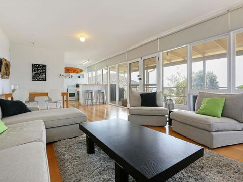 DROMANA BEACH SHACK - Accommodation Guide 3