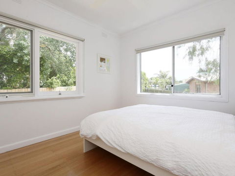DROMANA BEACH SHACK - Accommodation Guide 4