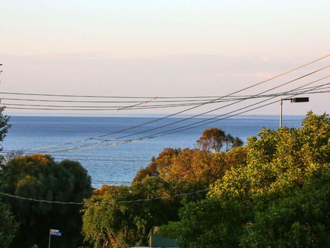 DROMANA BEACH SHACK - Accommodation Guide 2