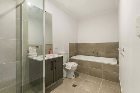 Dual Key 5BR Family Home With Stunning Interior - Accommodation Asia 1