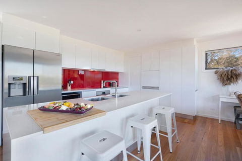 EAST52A - Lake Views - Accommodation Guide 2