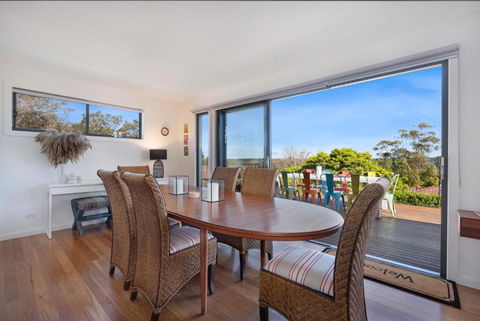 EAST52A - Lake Views - Accommodation Guide 3
