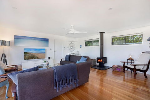 EAST52A - Lake Views - Accommodation Guide 1