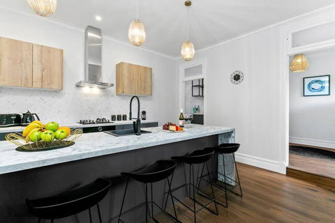 EDW19 - Stylish 2-Bed, 2-Bath Townhose In Drummoyne - Accommodation Guide 0