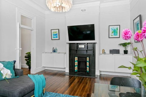 EDW19 - Stylish 2-Bed, 2-Bath Townhose In Drummoyne - Accommodation Guide 2