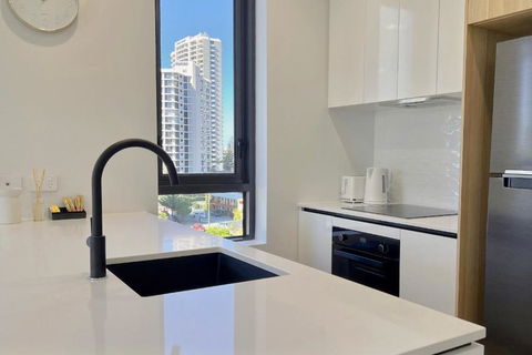 E.S. Surfers Paradise - Accommodation Guide 2