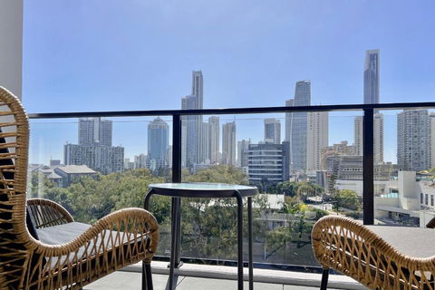 E.S. Surfers Paradise - Accommodation Guide 4