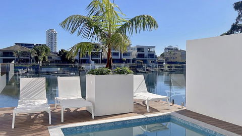 E.S. Surfers Paradise - Accommodation Guide 0