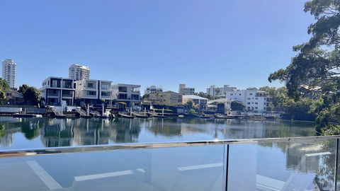 E.S. Surfers Paradise - Accommodation Guide 1