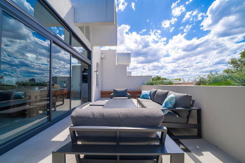 Elegant 3BR Apt -Bondi Junction & Stunning Skyline - Accommodation Asia 0