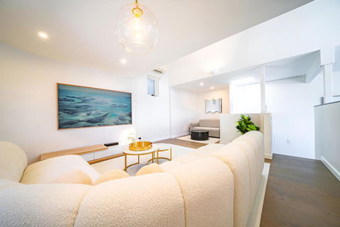 Elegant 3BR Apt -Bondi Junction & Stunning Skyline - Accommodation Asia 1