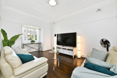 Elegant Family Retreat Near Beaches & Sydney CBD - Accommodation Asia 0