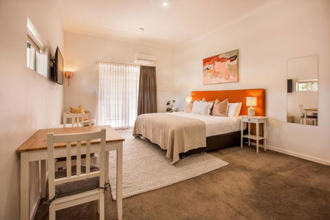 EM Apartments - Accommodation Guide 3