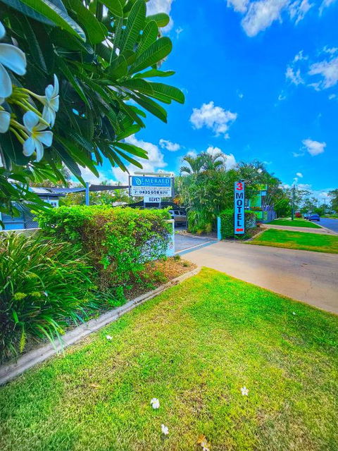 Emerald Motel Apartments - Accommodation Guide 0