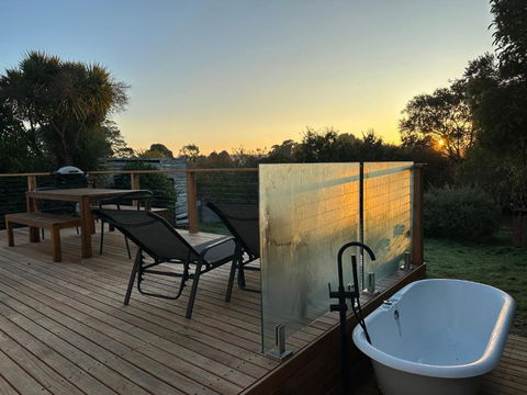 Enjoy A Renovated Retreat With Outdoor Bath - Accommodation Asia 0
