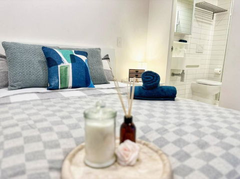ES2410-2Bed 2Bath Vision Apt With Balcony, Pool & Gym - Accommodation Guide 0