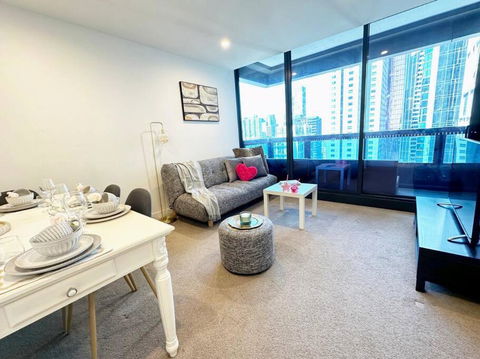 ES2410-2Bed 2Bath Vision Apt With Balcony, Pool & Gym - Accommodation Guide 4