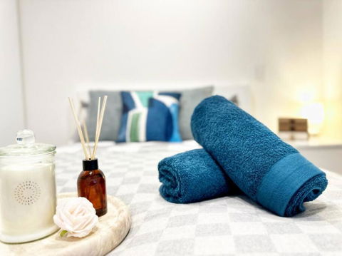 ES2410-2Bed 2Bath Vision Apt With Balcony, Pool & Gym - Accommodation Guide 2