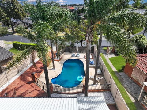 Evies White House Oasis I Pool & Close To Airport - Accommodation Asia 0