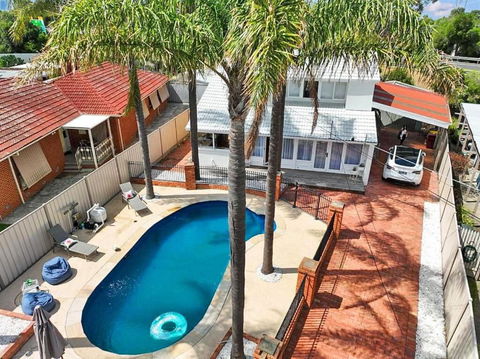 Evies White House Oasis I Pool & Close To Airport - Accommodation Asia 1