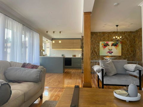 Evies White House Oasis I Pool & Close To Airport - Accommodation Asia 2