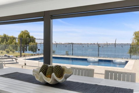 Elements On The Waters Edge, Woodlands - Accommodation Guide 2