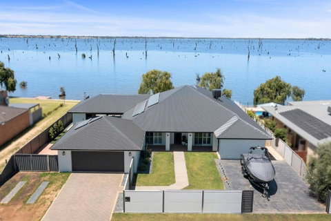Elements On The Waters Edge, Woodlands - Accommodation Guide 4