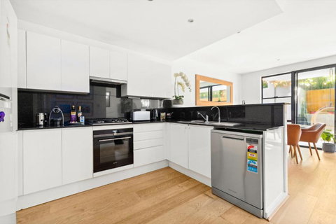 Fab Bondi 2-Bed With Courtyard & Alfresco Dining - Accommodation Guide 3