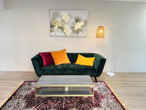Fabulous 2 Bedroom Apartment, Secured Free Parking - Accommodation Asia 2