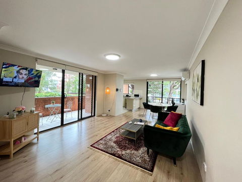 Fabulous 2 Bedroom Apartment, Secured Free Parking - Accommodation Asia 0