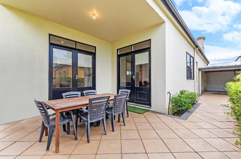 Fairholme Townhouse - Accommodation Guide 2