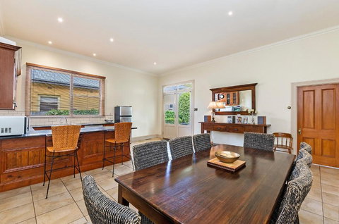 Fairholme Townhouse - Accommodation Guide 4