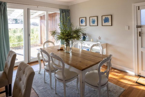 FOREST CORNER - 3 BEDROOM WEATHERBOARD, TRENTHAM - Accommodation Asia 1