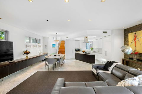 Exquisite Family Home Near Coogee Beach - Accommodation Guide 1