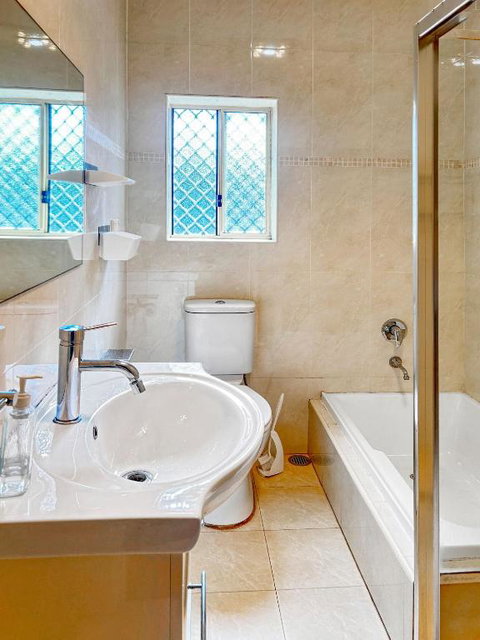 Family Retreat House 3 Bdrm With Parking Netflix Close To Train - Accommodation Guide 4