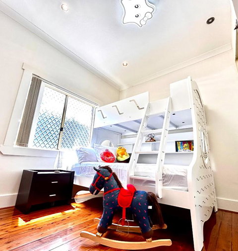 Family Retreat House 3 Bdrm With Parking Netflix Close To Train - Accommodation Guide 1