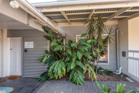 Gawler Townhouses 1C , 1 Queen Bed - Accommodation Guide 2