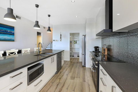 GEORGE8- THE ULTIMATE, FAMILY BEACH HOUSE! - Accommodation Asia 4