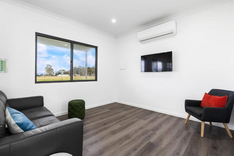 Glenowrie Cottage - 1 King 2 Singles Near Cadia - Accommodation Asia 1