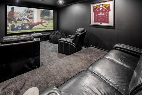 Golden Beach Ultimate Family Getaway - Pool & Spa - Accommodation Asia 4