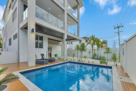 Golden Beachfront Holiday Home - Accommodation Asia 1