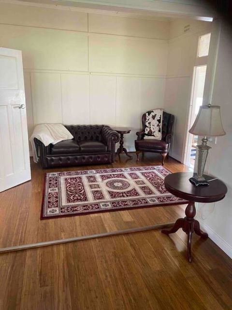 Golden Street Cottage - Accommodation Guide 0