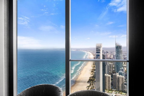 Gorgeous Oceanview 2B2B Beachfront Apartment In Surfers - Accommodation Asia 0