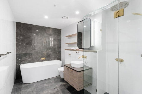 Gorgeous Oceanview 2B2B Beachfront Apartment In Surfers - Accommodation Asia 4