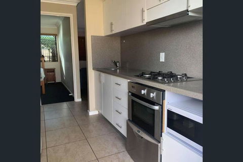Fully Furnished Modern Unit In Centre Of City - Accommodation Guide 4