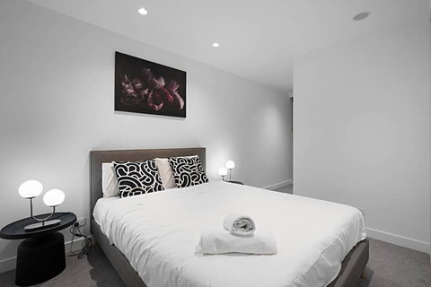 Graceful 2 Bed 2 Bath Apt Near CBD TF704A24 - Accommodation Asia 4