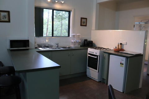 GREEN TREES CHALET Australia Zoo Close By - Accommodation Guide 2